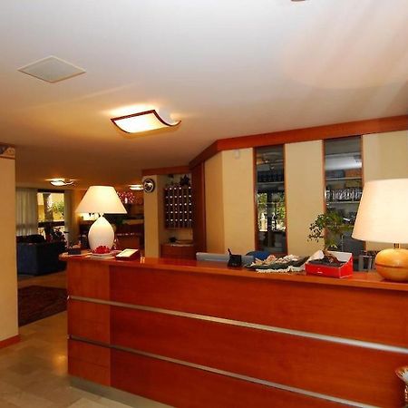 Hotel Ambasciata Чезенатико Экстерьер фото